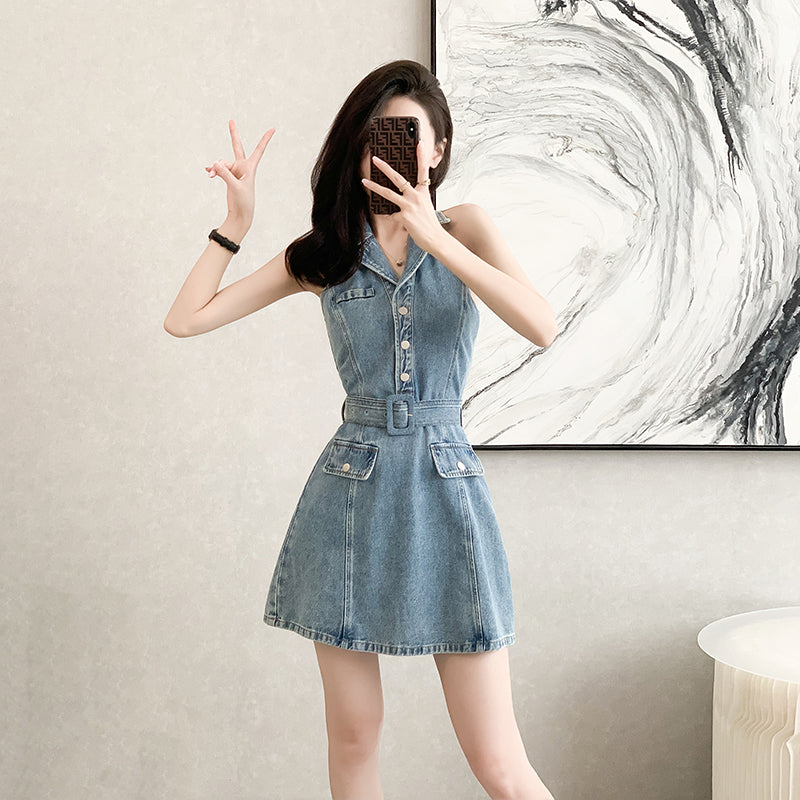 Sleeveless off - the - shoulder A - line short denim dress for summer, with high - waisted, slimming and waist - cinching design, showing elegance