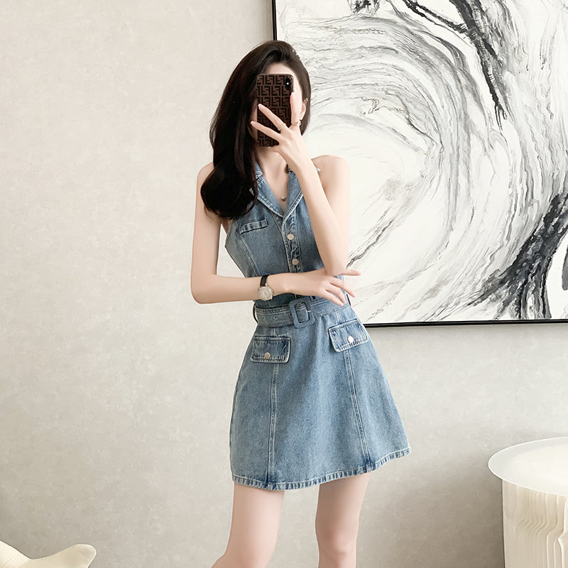 Sleeveless off - the - shoulder A - line short denim dress for summer, with high - waisted, slimming and waist - cinching design, showing elegance