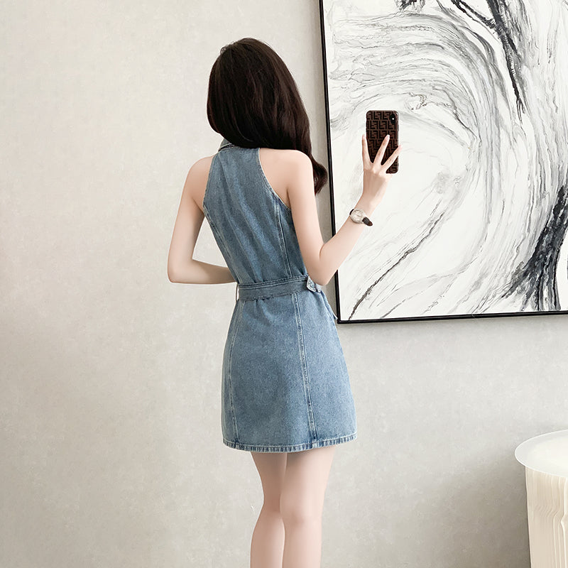 Sleeveless off - the - shoulder A - line short denim dress for summer, with high - waisted, slimming and waist - cinching design, showing elegance