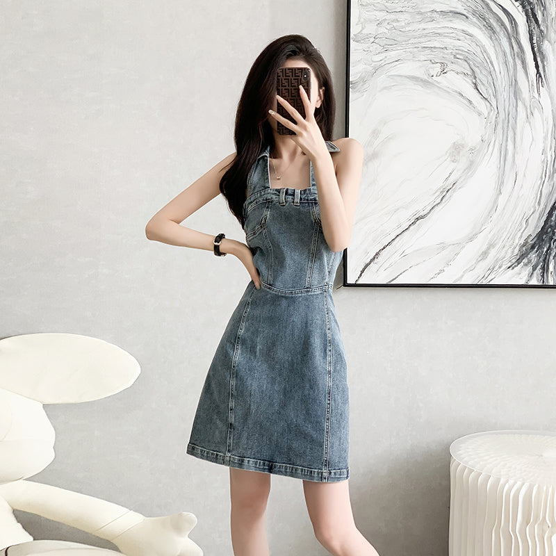 Sleeveless denim dress in summer, halter neck short skirt, high - waisted, French - style waist - cinching, slimming and making you look younger