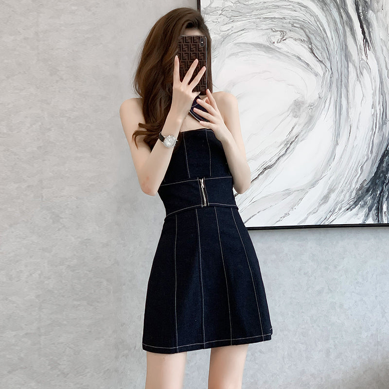 牛仔连衣裙有弹性无袖辣妹露肩露背挂脖短裙甜辣休闲夏季Cowboy dresses with elasticity, sleeveless, hot girl style, off - shoulder, back - revealing, halter - neck short skirts, sweet and spicy, casual, for summer