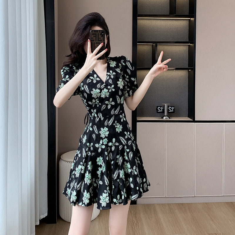 2024 French Elegant V-neck Fragmented Flower Dress Summer New Women's Style Showcasing White Chiffon Skirt