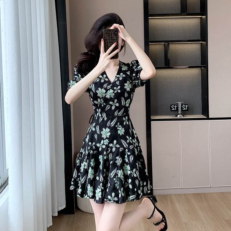 2024 French Elegant V-neck Fragmented Flower Dress Summer New Women's Style Showcasing White Chiffon Skirt