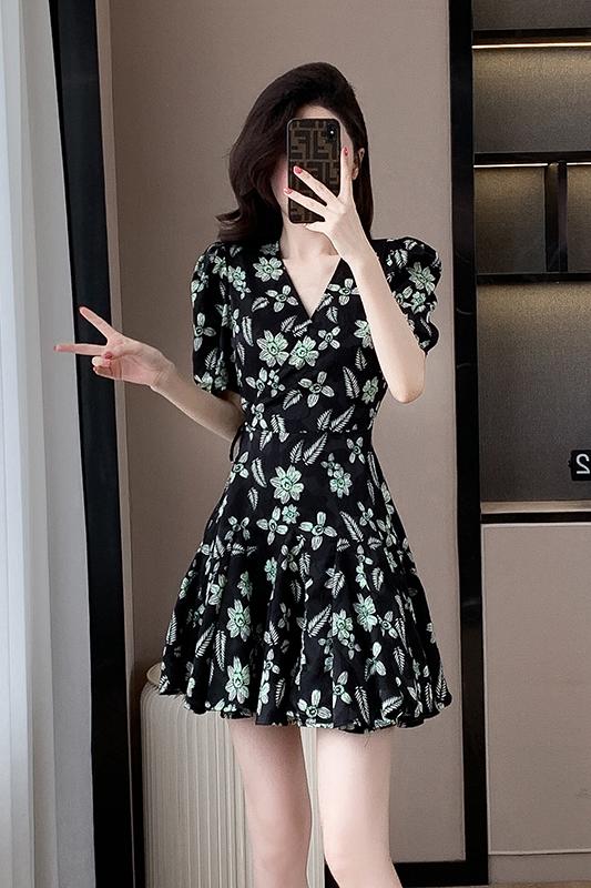 2024 French Elegant V-neck Fragmented Flower Dress Summer New Women's Style Showcasing White Chiffon Skirt