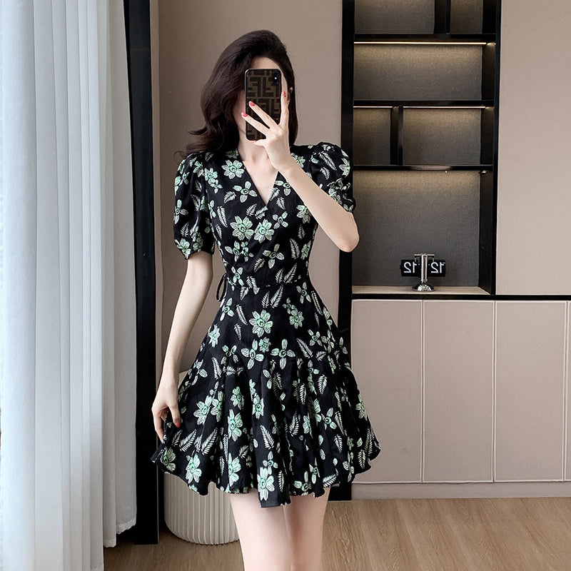 2024 French Elegant V-neck Fragmented Flower Dress Summer New Women's Style Showcasing White Chiffon Skirt