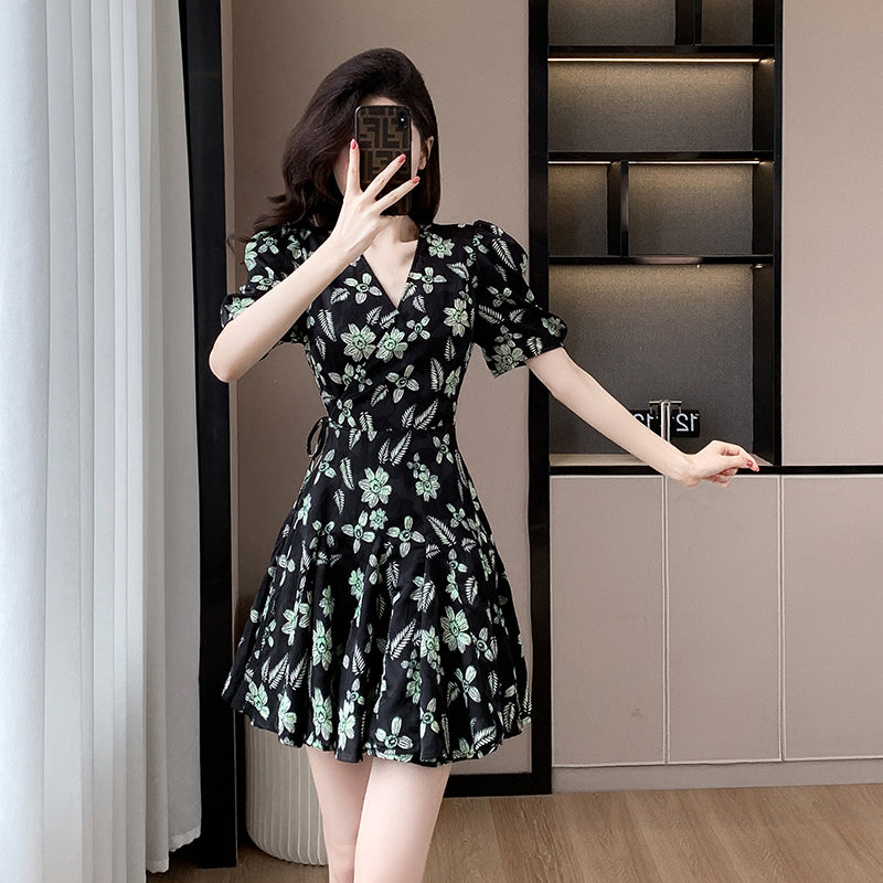 2024 French Elegant V-neck Fragmented Flower Dress Summer New Women's Style Showcasing White Chiffon Skirt