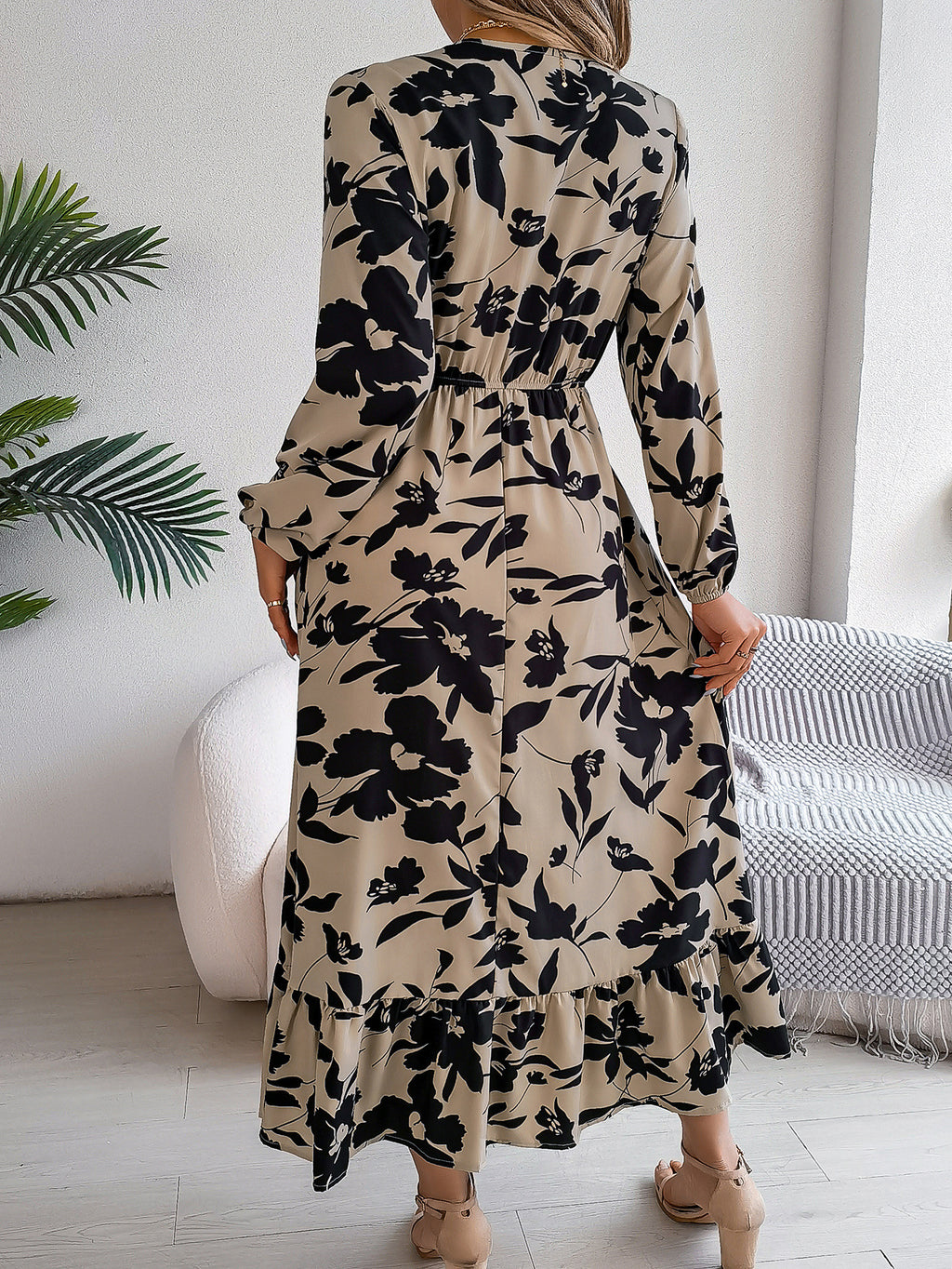Casual floral print waist cinching long sleeved ruffle edge dress