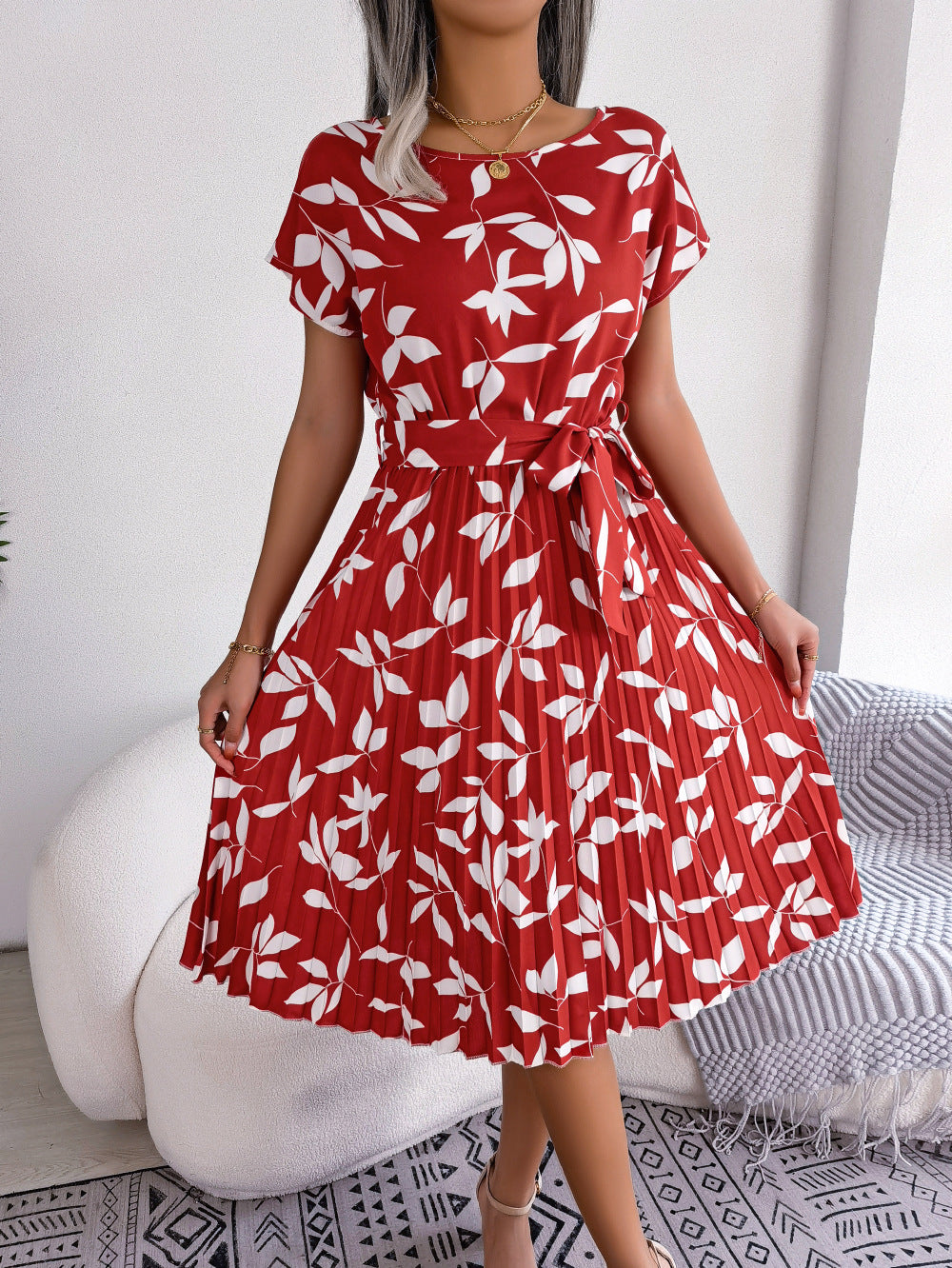 Spring and summer casual leaf printed short sleeved pleated dress with a large display