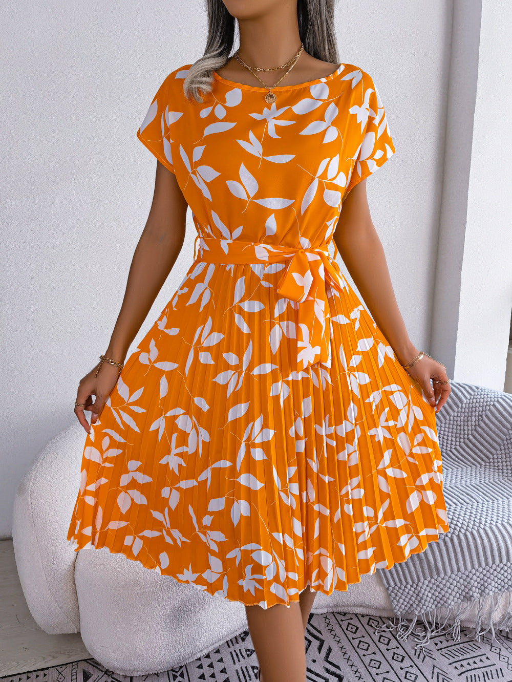 Spring and summer casual leaf printed short sleeved pleated dress with a large display