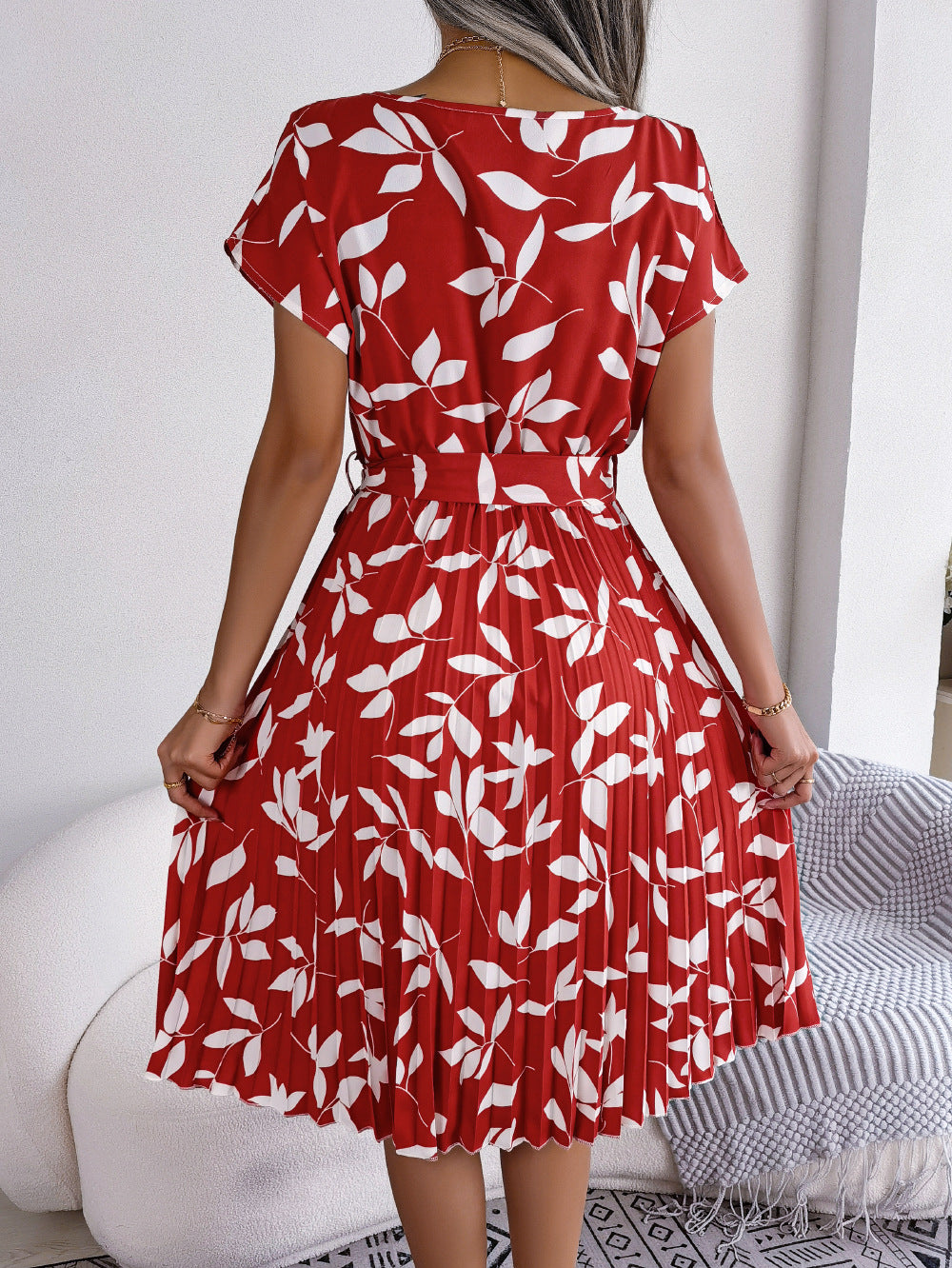 Spring and summer casual leaf printed short sleeved pleated dress with a large display
